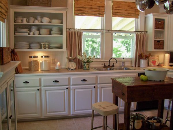 white kitchen cabinets