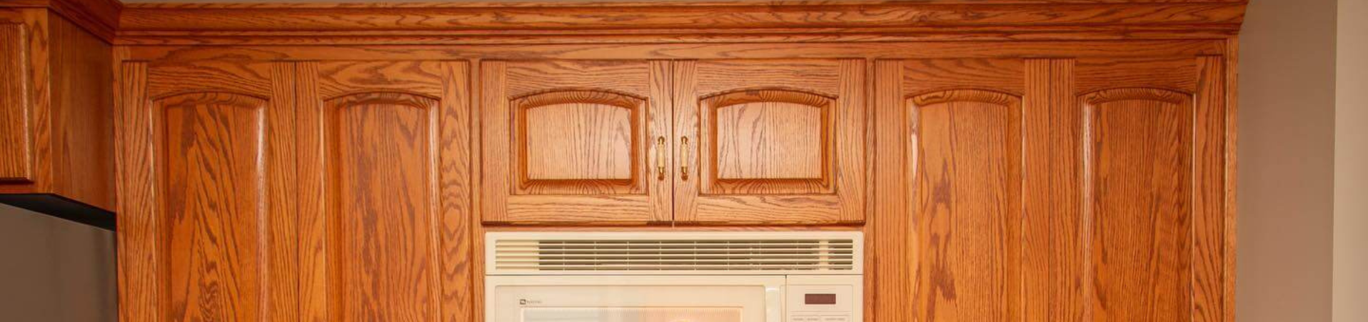 Photo of kitchen with old cabinets before refinishing