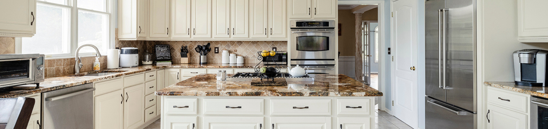 Photo of kitchen with old cabinets before refinishing