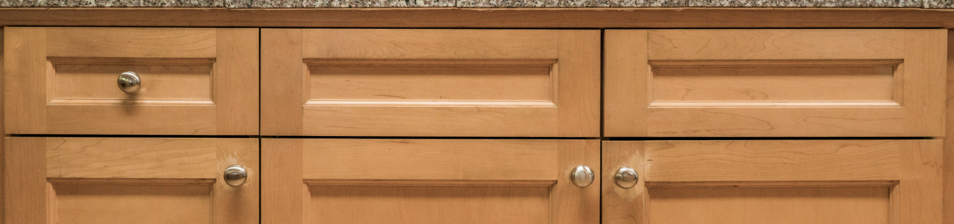 Photo of kitchen with old cabinets before refinishing