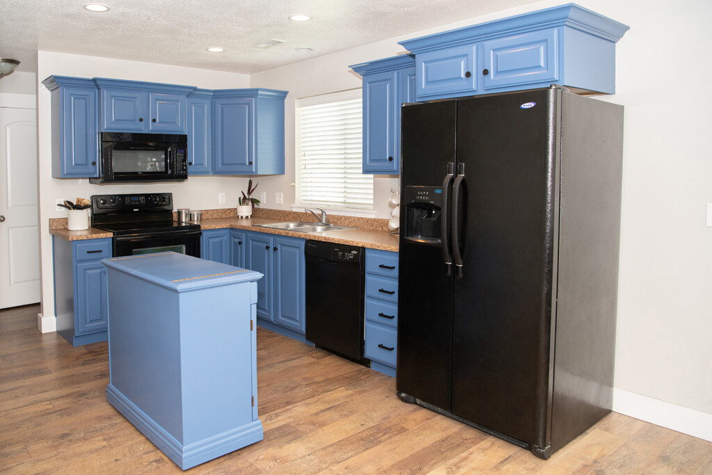 small kitchen after cabinet makeover