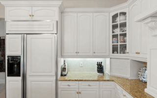 cabinet-refinishing-wilmington-nc newly refinished white cabinets in a kitchen